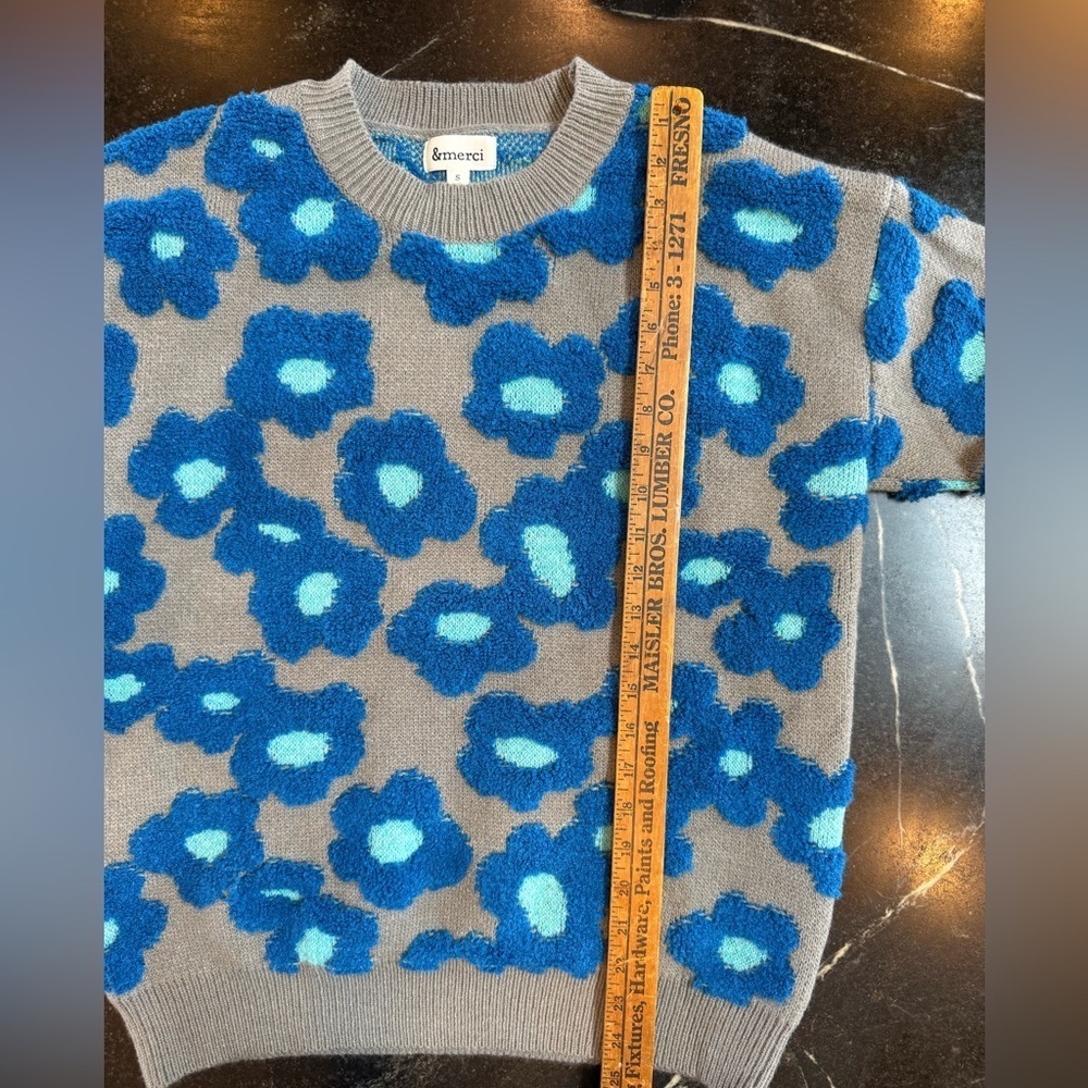 &merci SMALL Gray Crew Neck Sweater With Royal Blue and Turquoise Mod Flowers - Picture 5 of 7